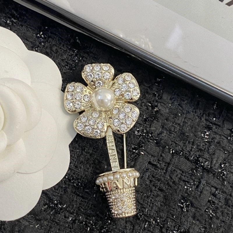 Chanel Brooches Sleek 225641