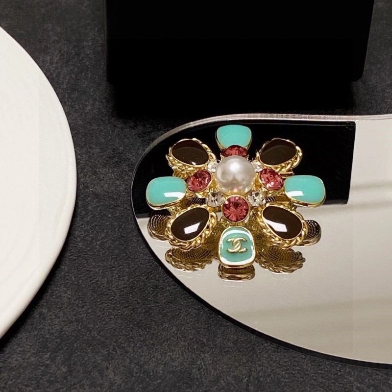 Timeless Chanel Brooches 225587
