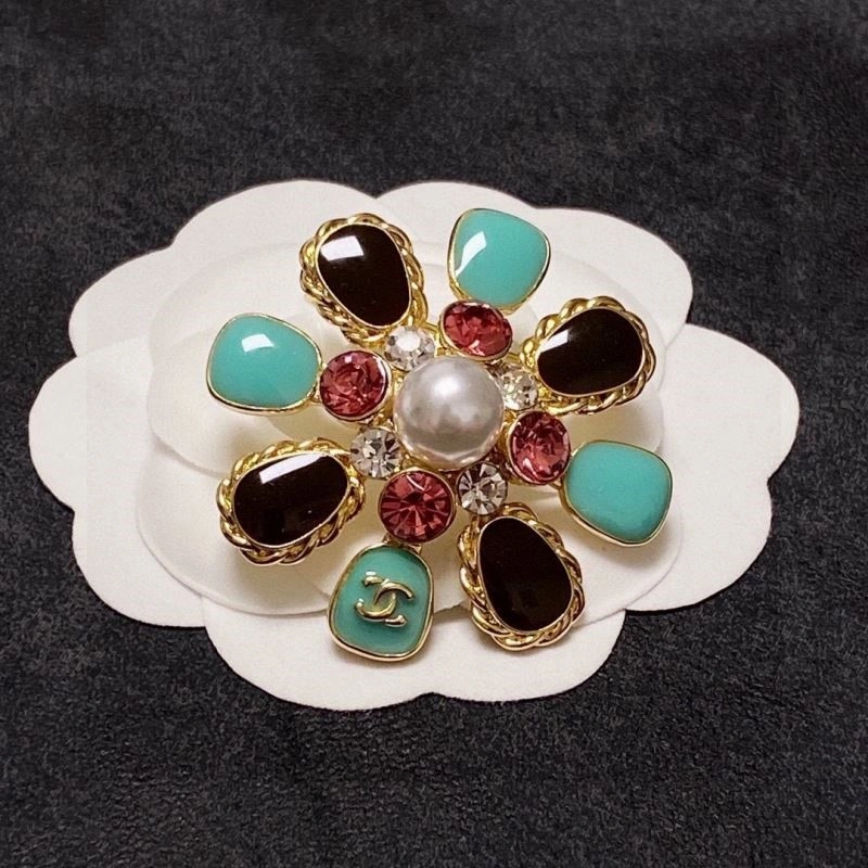 Timeless Chanel Brooches 225587