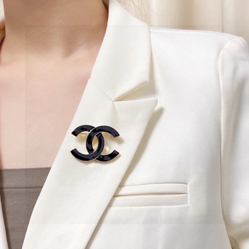 Stylish Chanel Brooches 225554