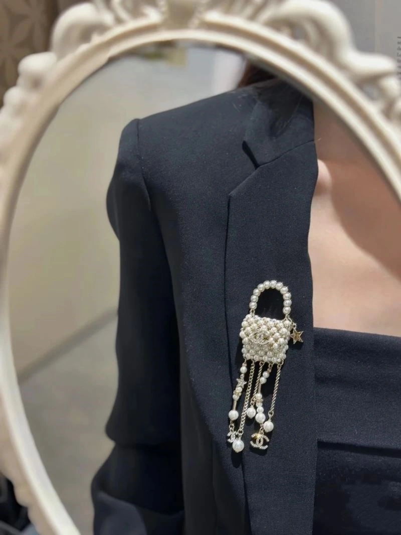 HighPerformance Chanel Brooches 225542