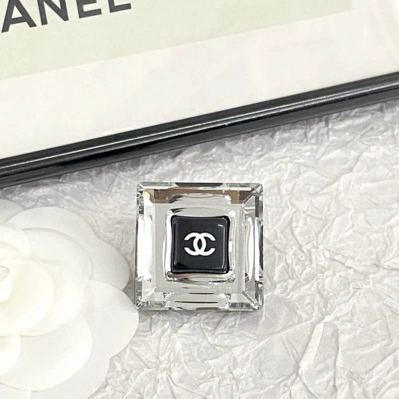Versatile Chanel Brooches 225514