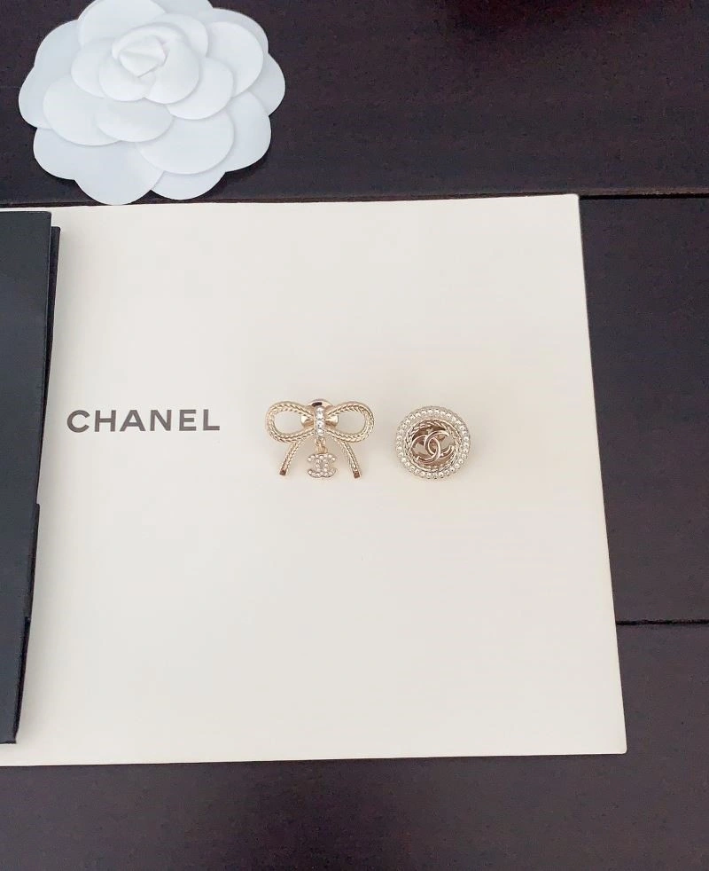 Trendsetting Chanel Brooches 225492