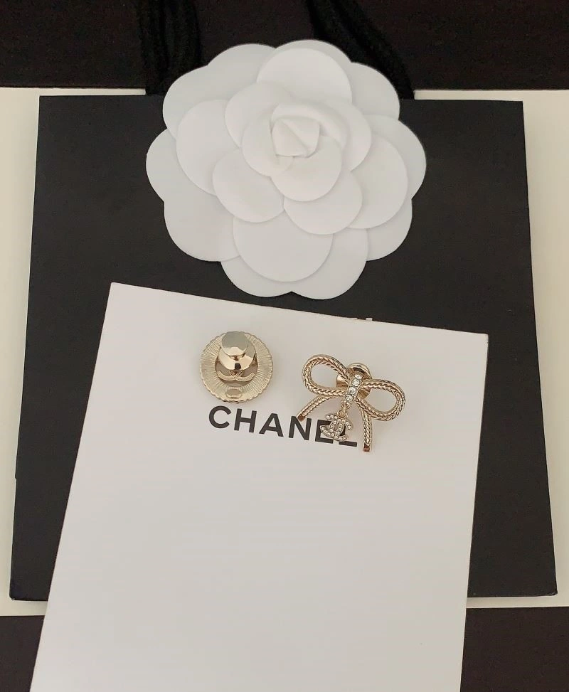 Trendsetting Chanel Brooches 225492