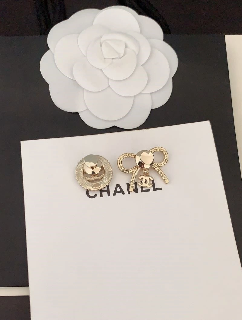 Trendsetting Chanel Brooches 225492
