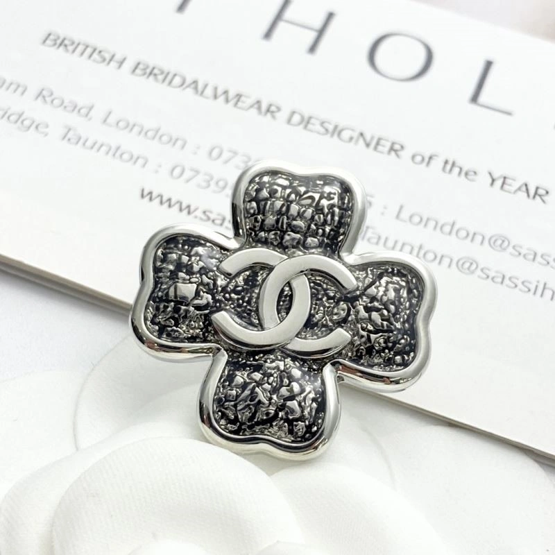 Cozy Chanel Brooches 225472