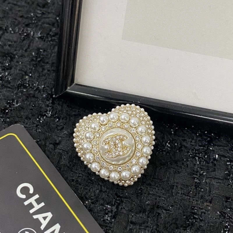 Effortless Chanel Brooches 225499