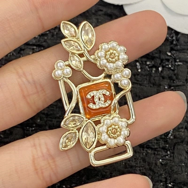 TechFriendly Chanel Brooches 225456