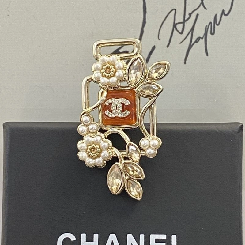 TechFriendly Chanel Brooches 225456