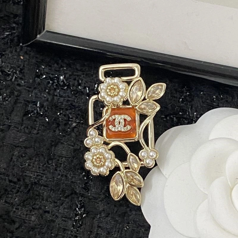 TechFriendly Chanel Brooches 225456