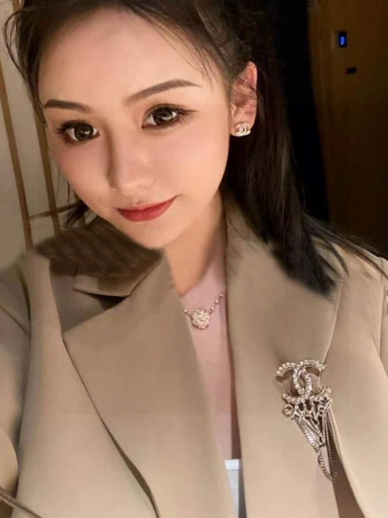 Minimalist Chanel Brooches 225434