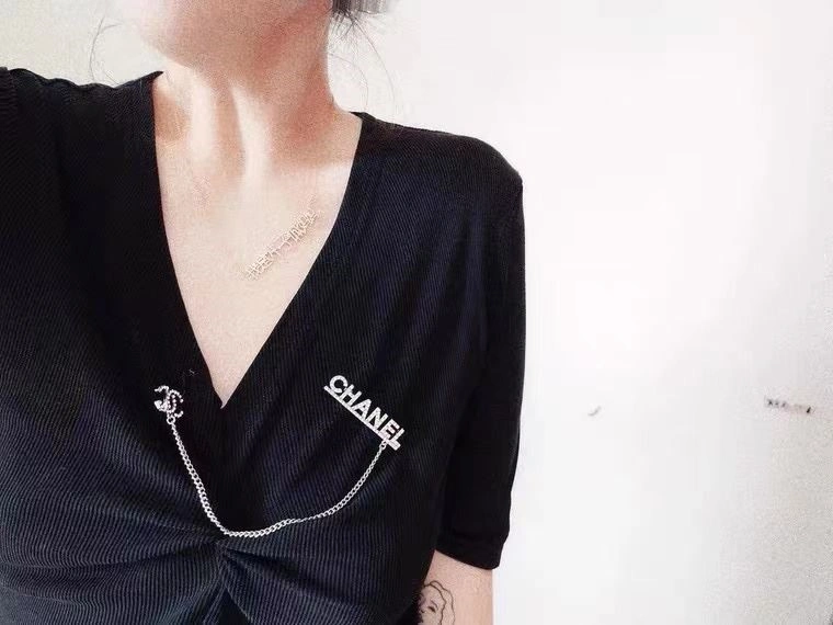 Resilient Chanel Brooches 225444