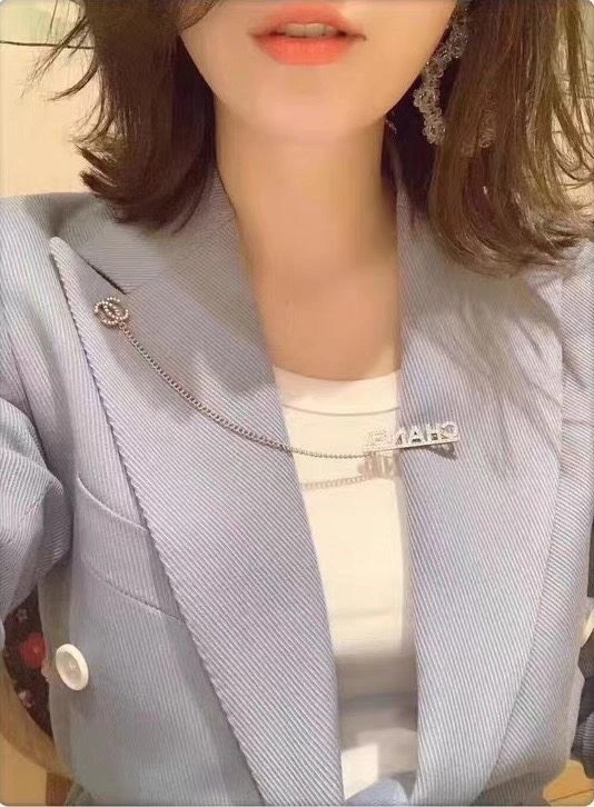 Resilient Chanel Brooches 225444