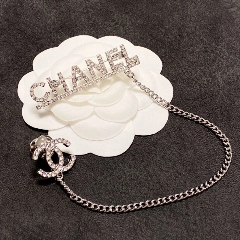 Resilient Chanel Brooches 225444