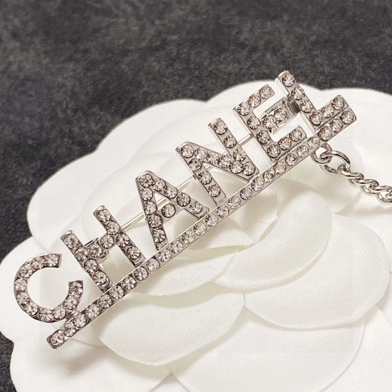 Resilient Chanel Brooches 225444