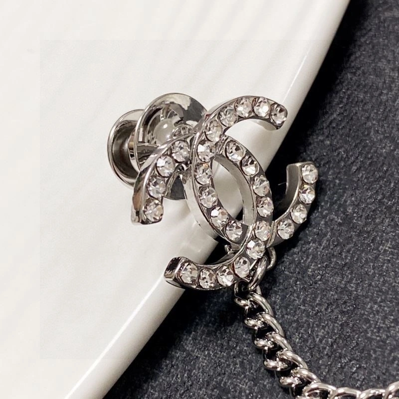 Resilient Chanel Brooches 225444