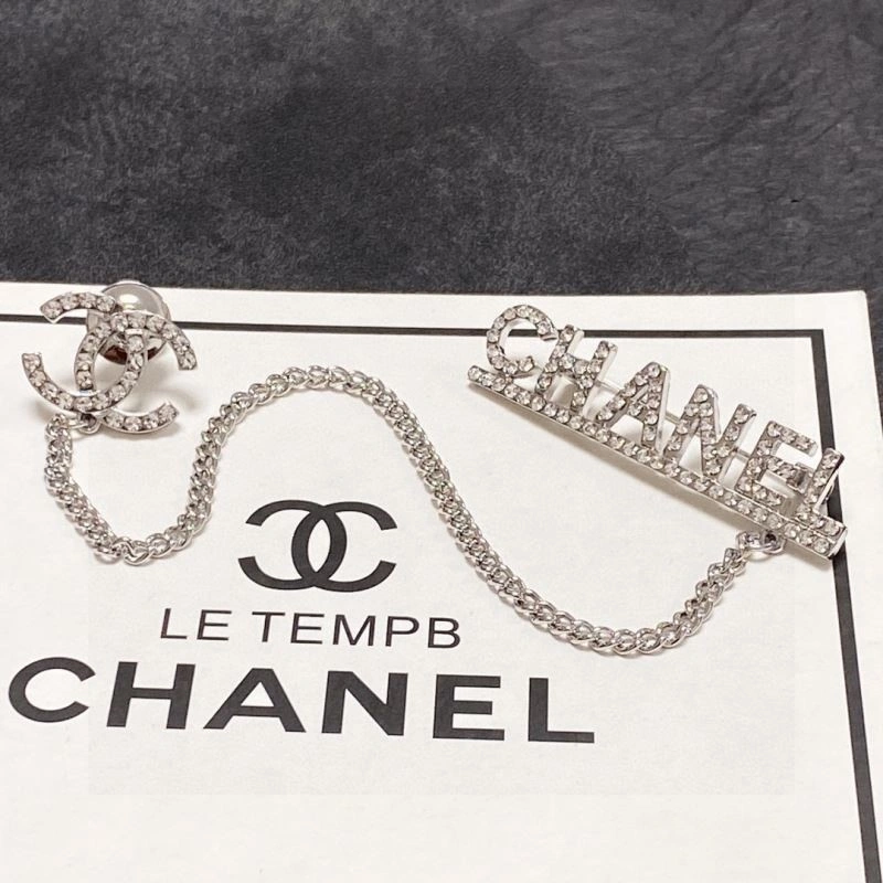 Resilient Chanel Brooches 225444
