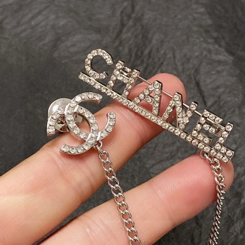 Resilient Chanel Brooches 225444