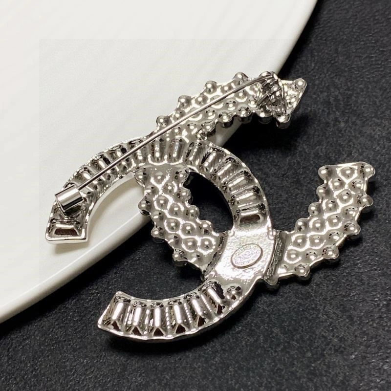 Elegant Chanel Brooches 225424