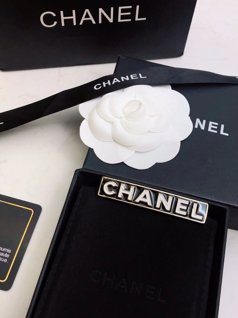 Affordable Chanel Brooches 225407