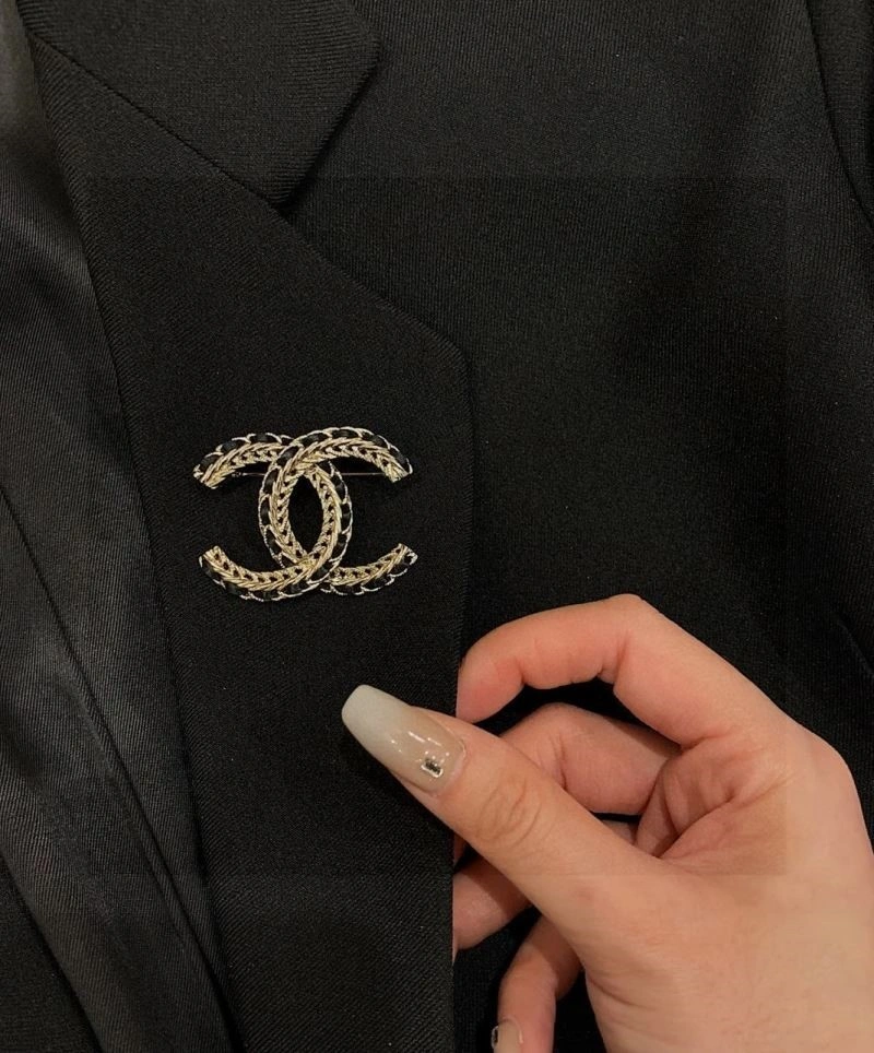 Minimalist Chanel Brooches 224434