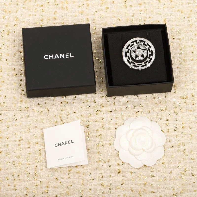 Bright Chanel Brooches 224421
