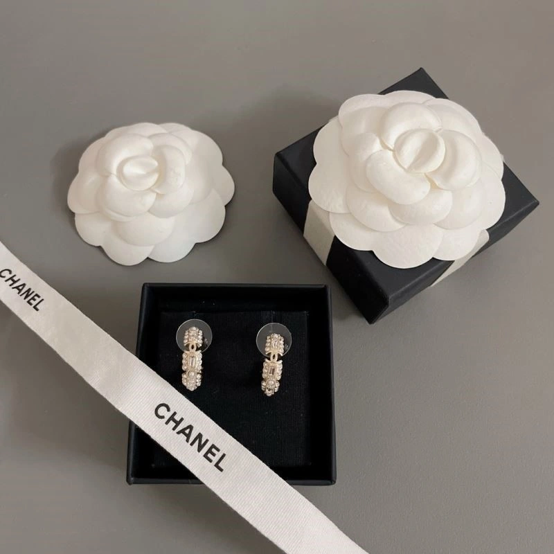 Sophisticated Chanel Brooches 224413