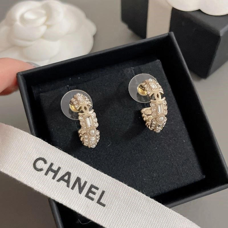 Sophisticated Chanel Brooches 224413
