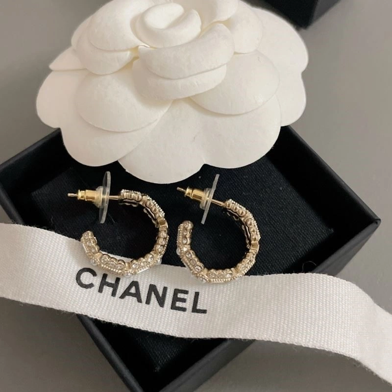 Sophisticated Chanel Brooches 224413