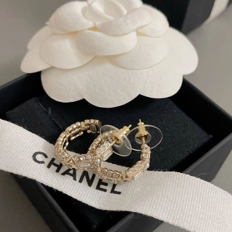 Sophisticated Chanel Brooches 224413