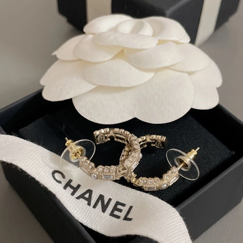 Sophisticated Chanel Brooches 224413