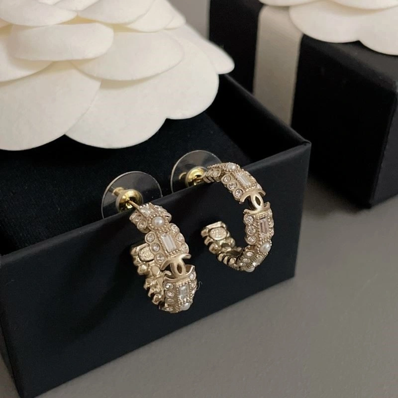Sophisticated Chanel Brooches 224413