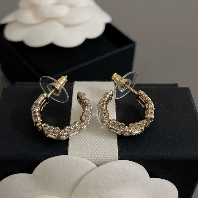Sophisticated Chanel Brooches 224413