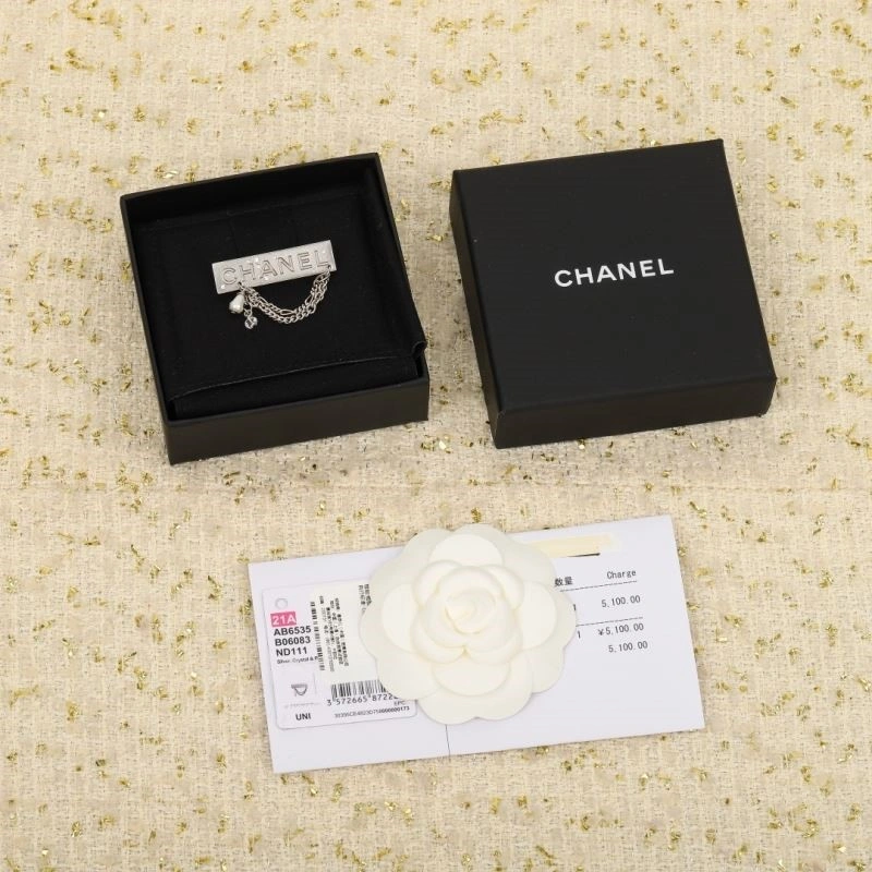 Compact Chanel Brooches 224381