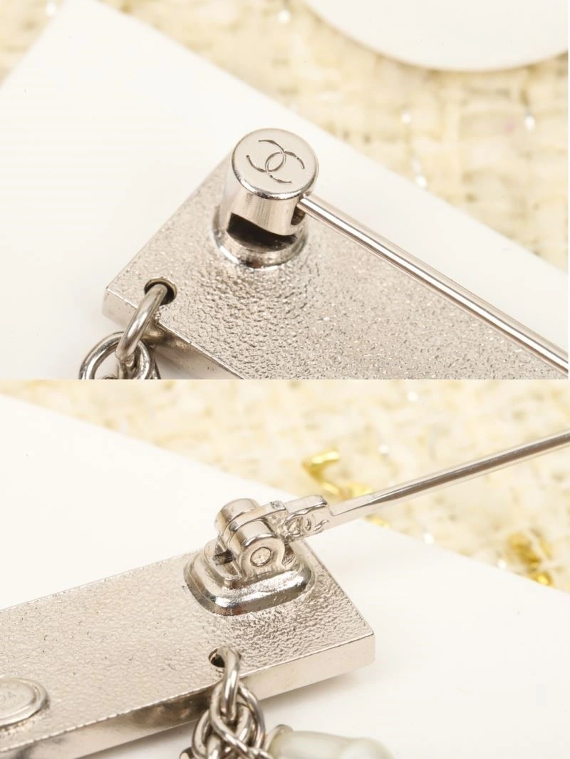 Compact Chanel Brooches 224381