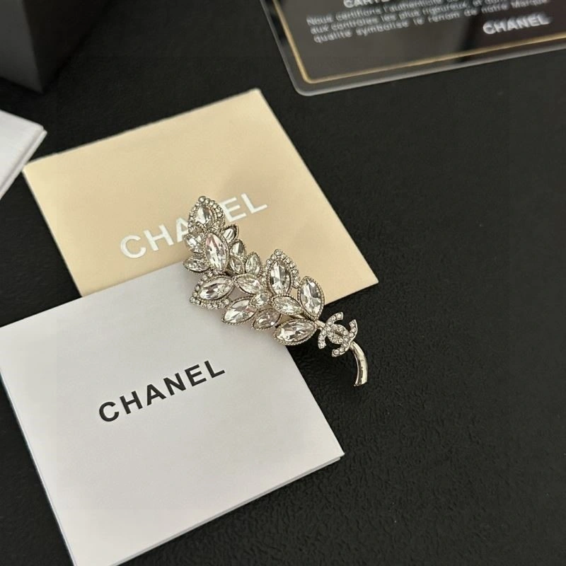 FashionForward Chanel Brooches 224370