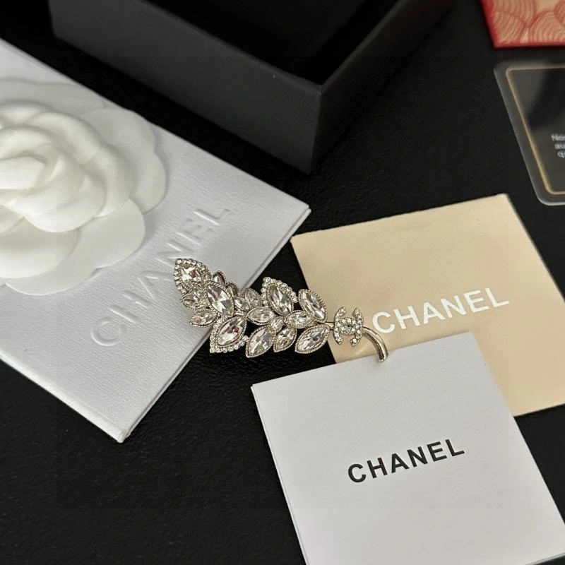 FashionForward Chanel Brooches 224370