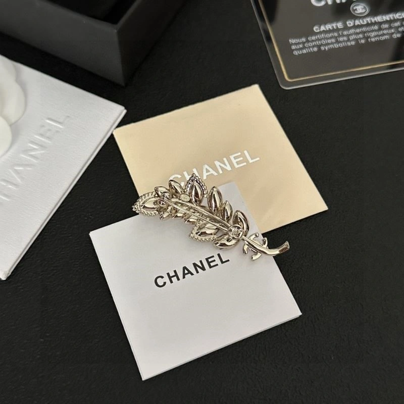 FashionForward Chanel Brooches 224370