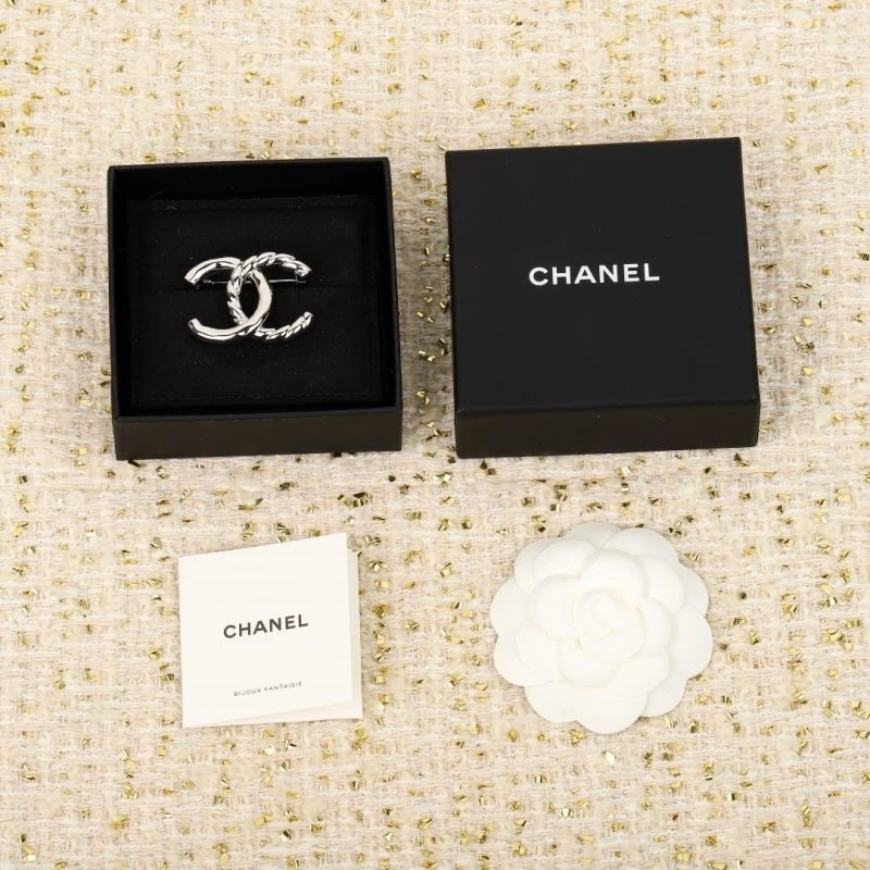 Affordable Chanel Brooches 224357