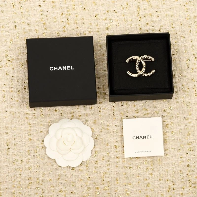 Lightweight Chanel Brooches 224347