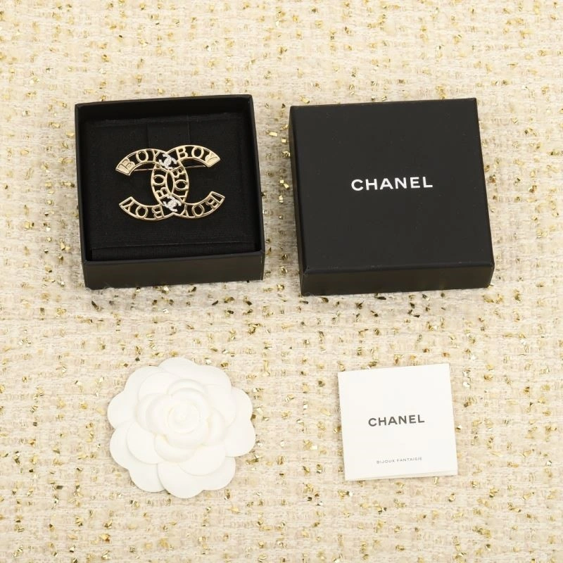 Effortless Chanel Brooches 224353