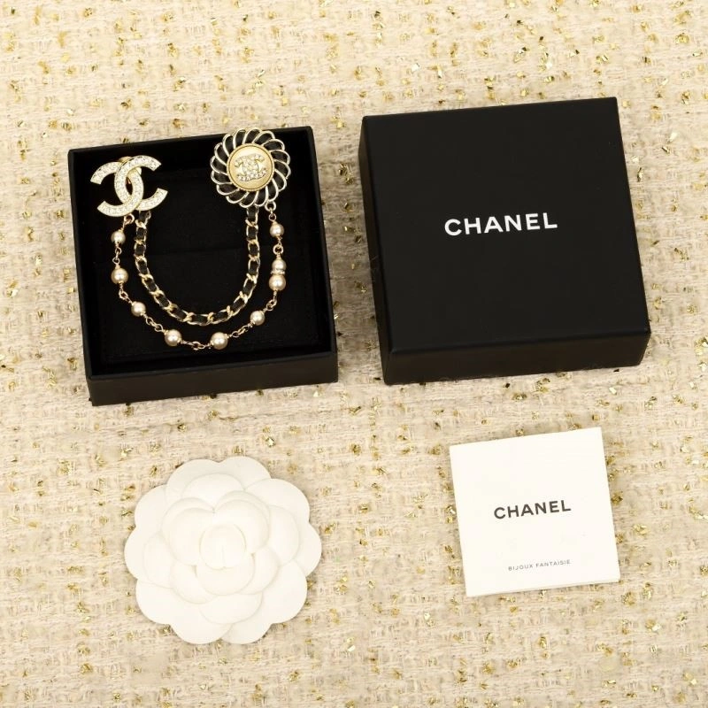 FashionForward Chanel Brooches 223188
