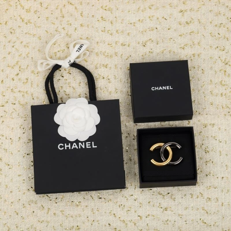 Supportive Chanel Brooches 223170