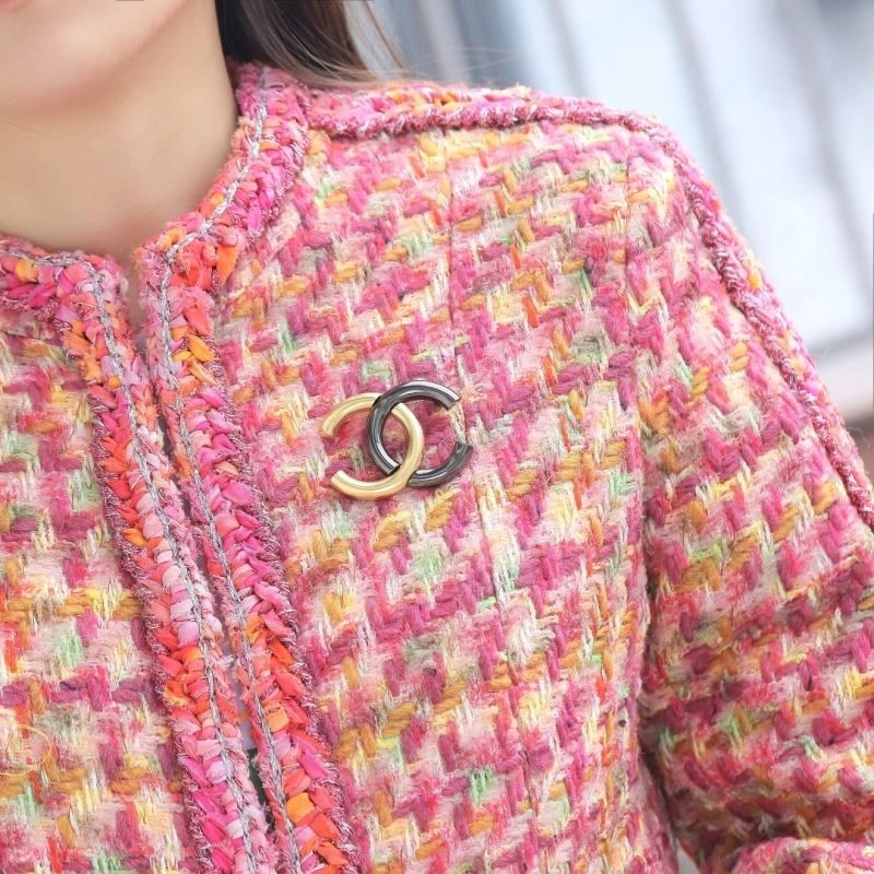 Supportive Chanel Brooches 223170