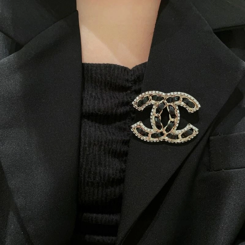 SoftTouch Chanel Brooches 223162