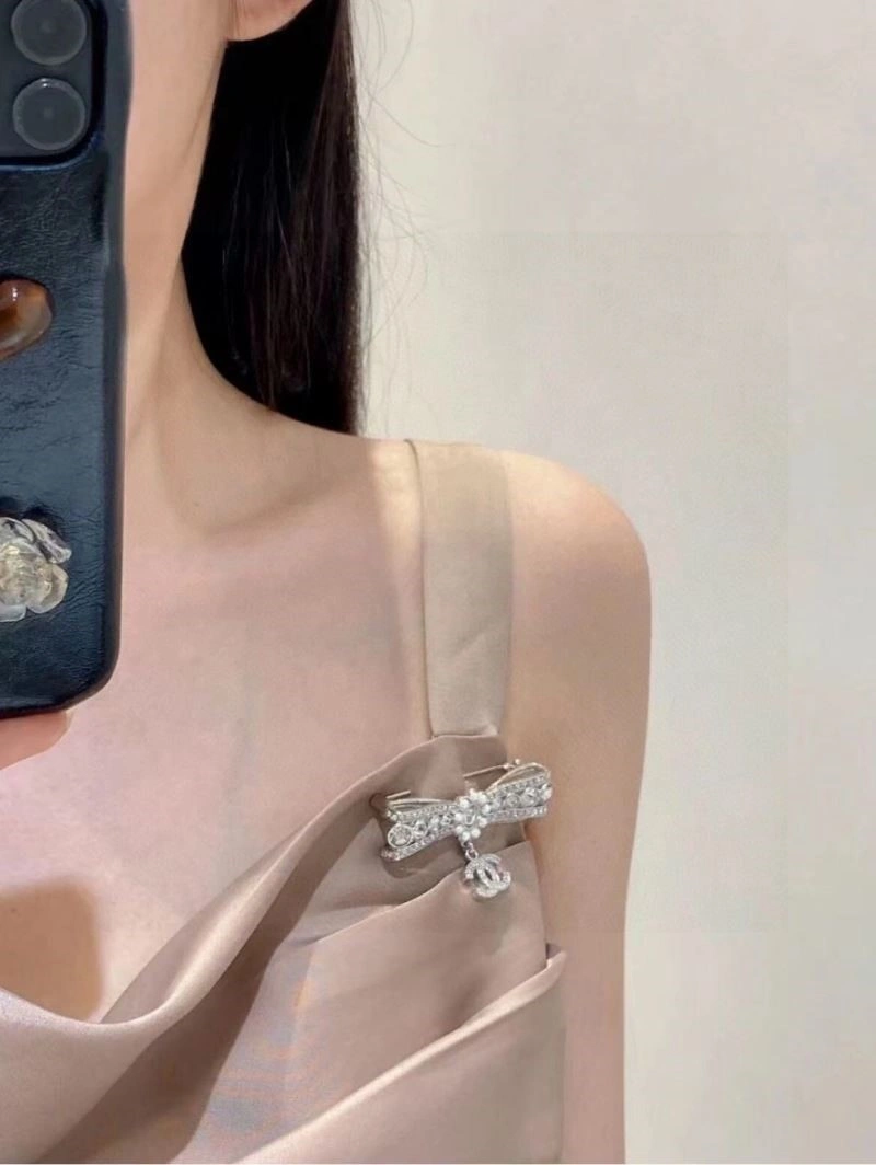 Chanel Brooches FreshLook 223130