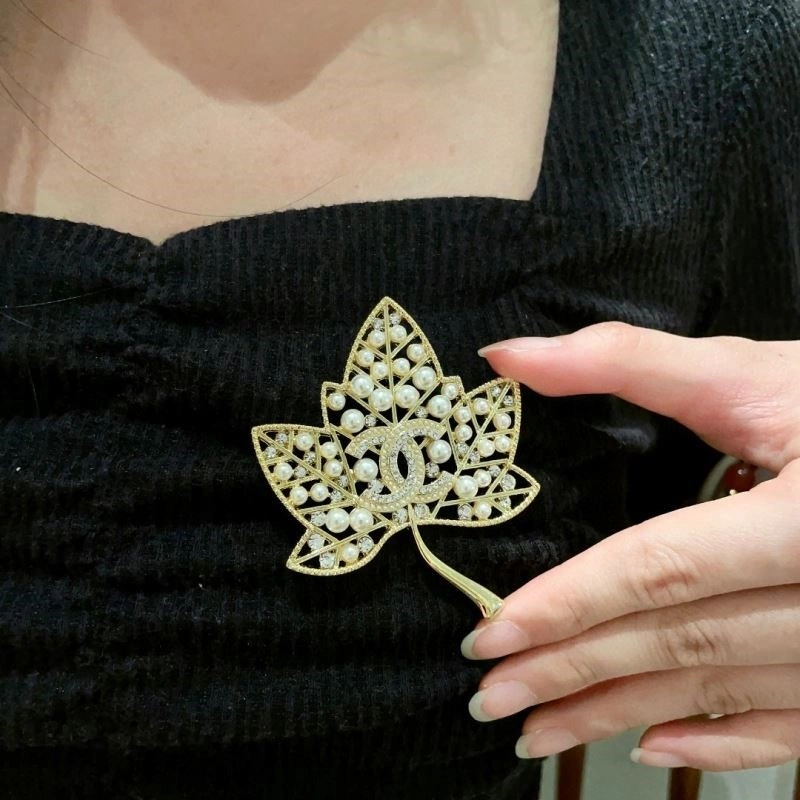 Seasonal Chanel Brooches 223142