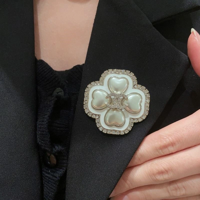 Vibrant Chanel Brooches 223115