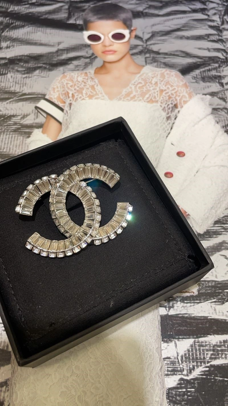Refined Chanel Brooches 223108