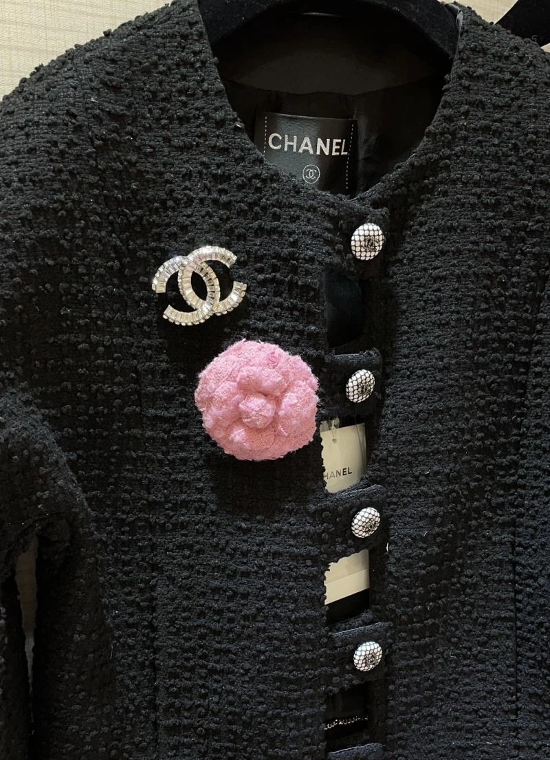 Refined Chanel Brooches 223108